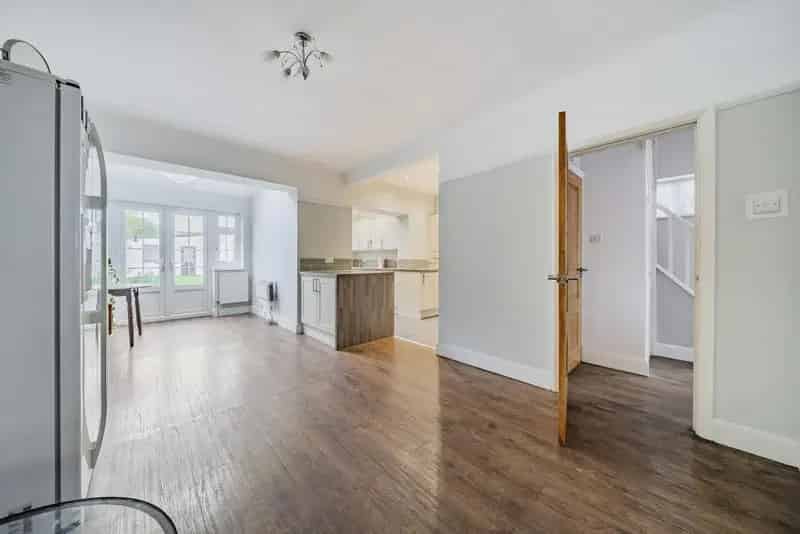 Three Bedroom Link Detached House 82ft Garden Chain Free