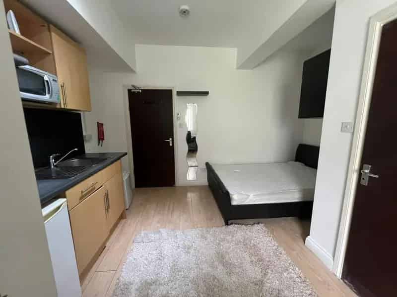 One Bedroom Furnished Studio Flat CV4 - Students & Professionals Welcome