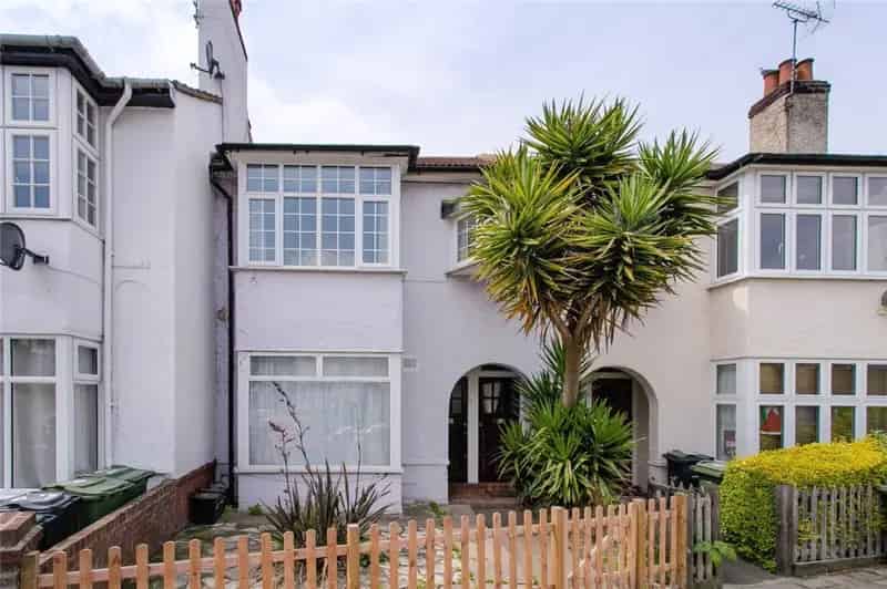 2 Bedroom Garden Flat for Sale in Clapham