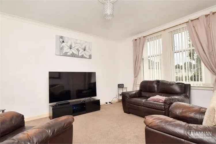 2 Bed Flat - Upper with 1 Reception Room