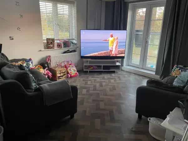 Lovely 2 Bedroom Flat with Balcony and Parking