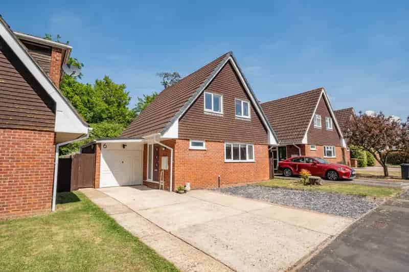 3 Bedroom Detached House for Sale in Oakley