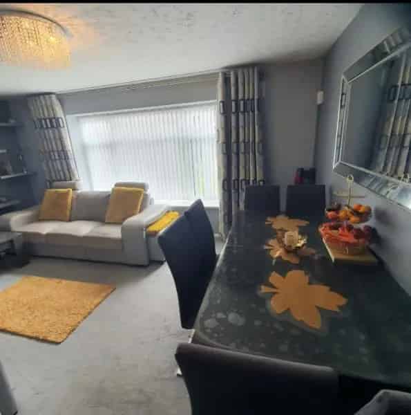 Large 2 Bedroom Flat Near Schools and Shops