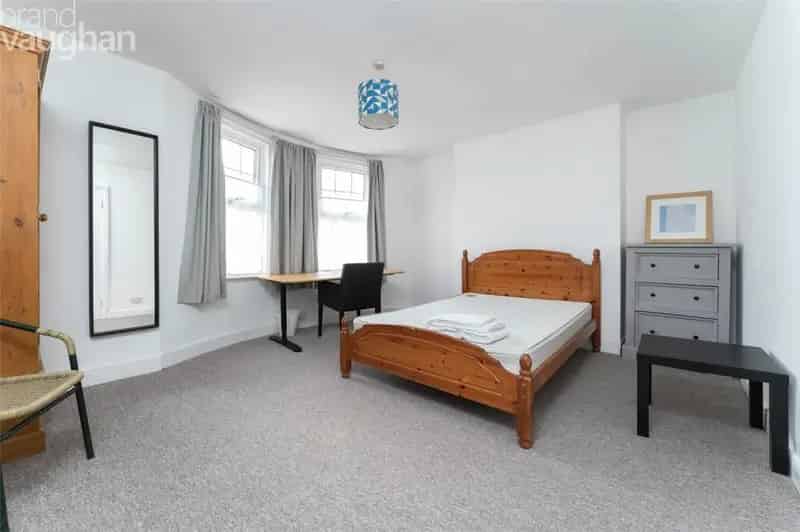 5 bedroom flat