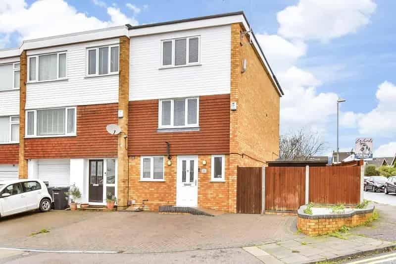 4 Bedroom Townhouse for Sale Near Train Station