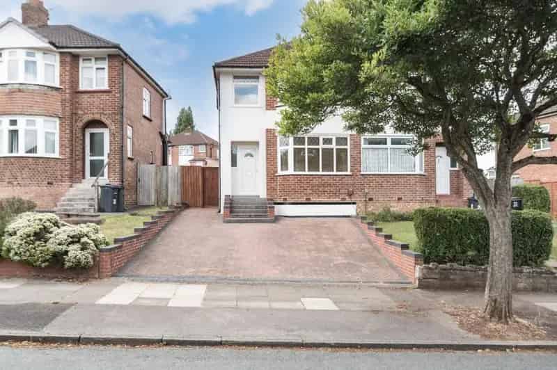 3 Bedroom Semi-Detached House for Sale in Longbridge