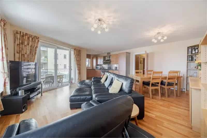 3 Bed Flat Second Floor with 1 Reception Room Leith Edinburgh