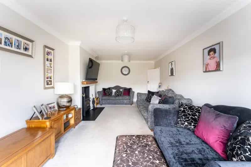 3 Bed House for Sale Extended Family Home New Kitchen Bathroom Garage Parking