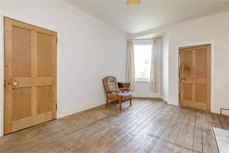 4 Bed Flat - Double Upper with 1 Reception Room