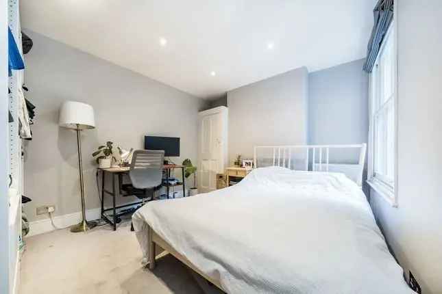 Flat to rent in Louisville Road, London SW17