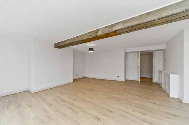 3 Bedroom Flat for Sale in Edinburgh's Shore District
