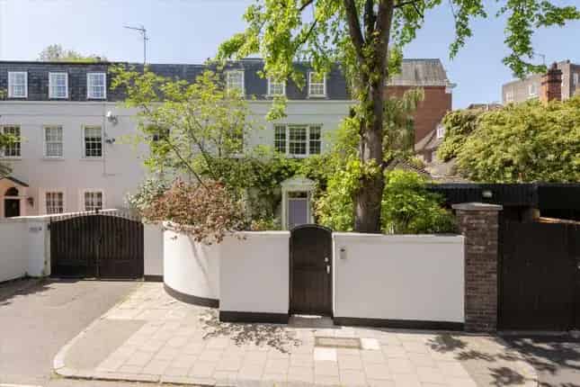 Stunning Family Home in London NW8 - 5 Beds, 7 Baths, Pool, Gym