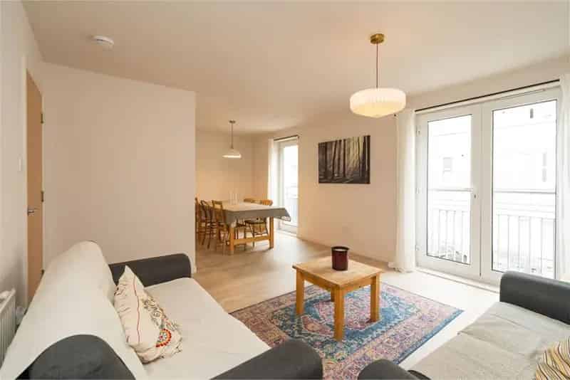 5 Bed Flat Double Upper with 1 Reception Room Holyrood Park