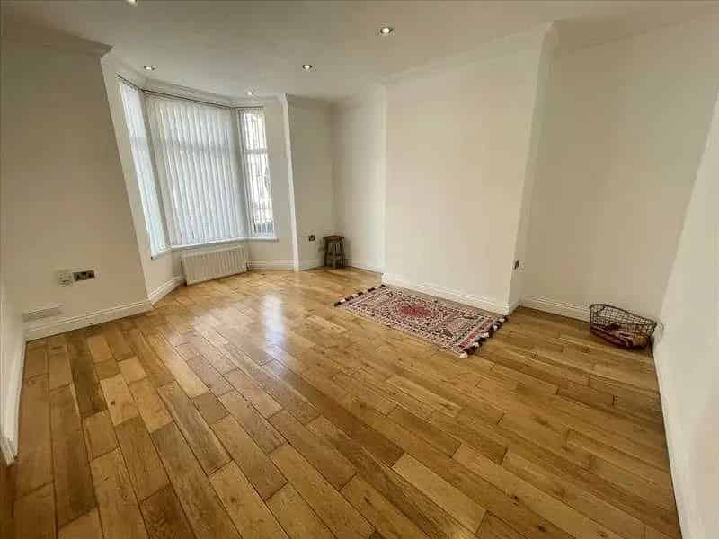 2 Bed Ground Floor Flat For Sale - Immediate Vacant Possession
