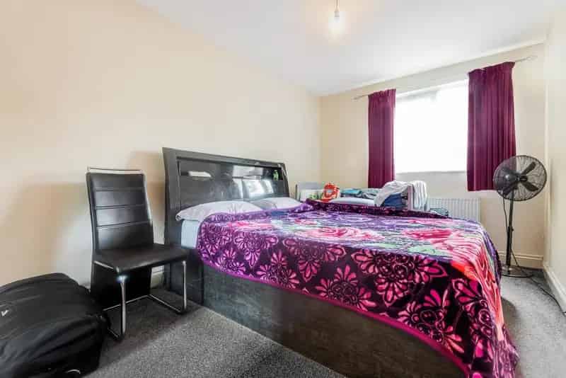 One Bedroom Ground Floor Flat Near Queens Road Station