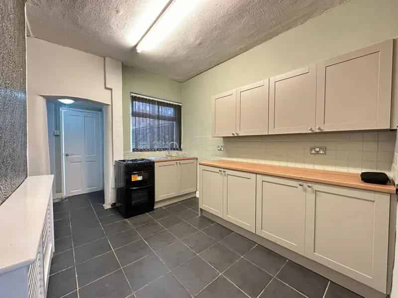2 Bed Property for Sale - Modern Kitchen, Enclosed Courtyard