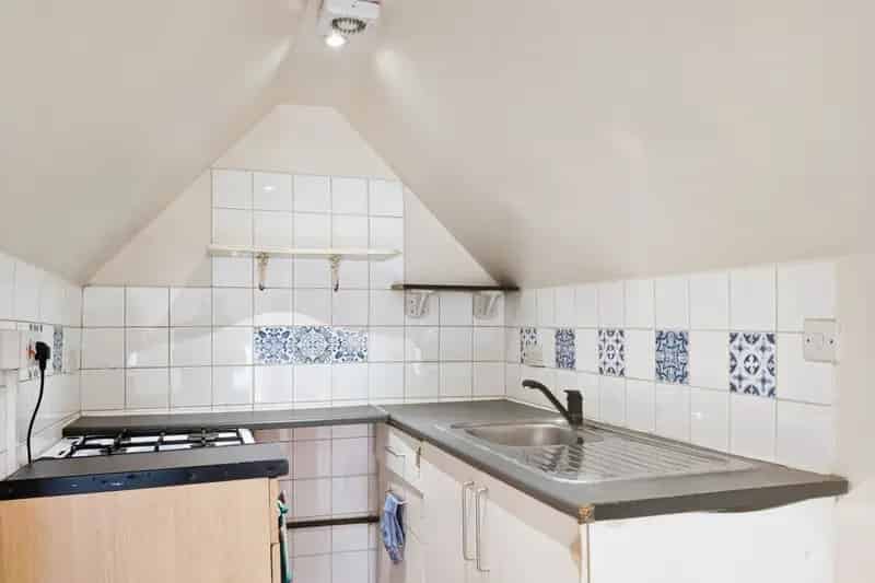 Furnished Top Floor Studio Apartment Near Amenities