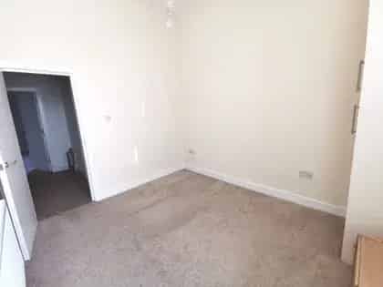 1 Bedroom Flat Manchester - Top Floor Apartment with Parking
