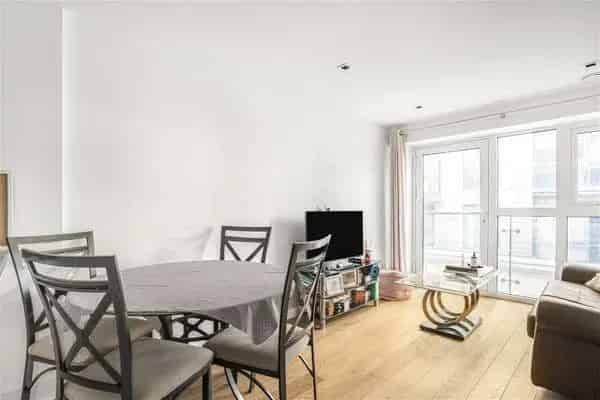 Luxury One-Bedroom Apartment in Dickens Yard, London