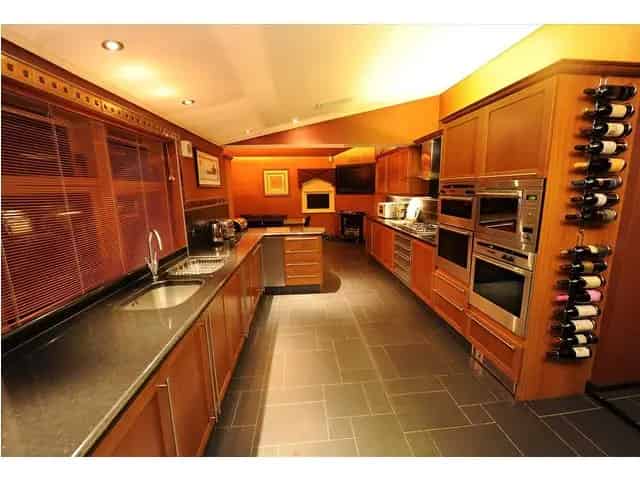 8 Bedroom Detached House For Sale
