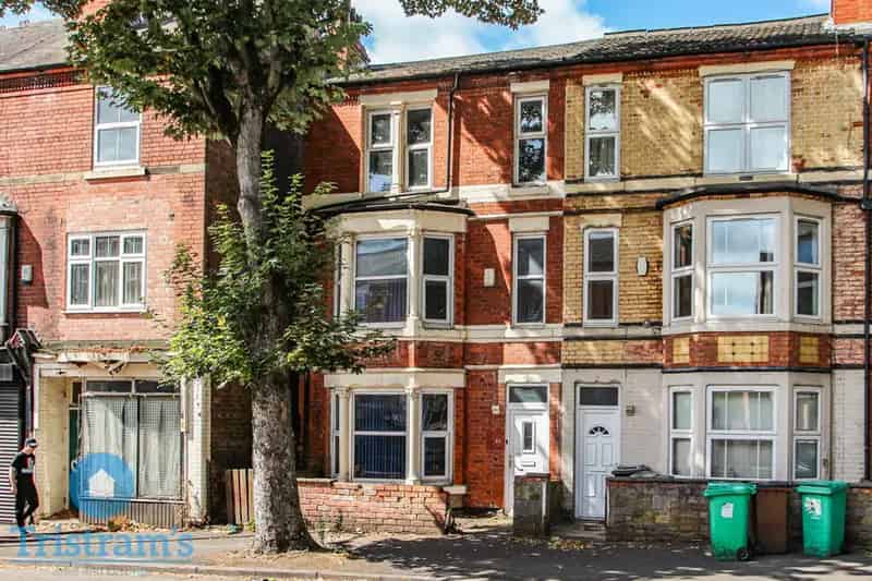 3 Bedroom Semi-Detached House for Students Near NTU and UON