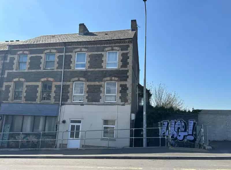 5 Bedroom End of Terrace House for Sale