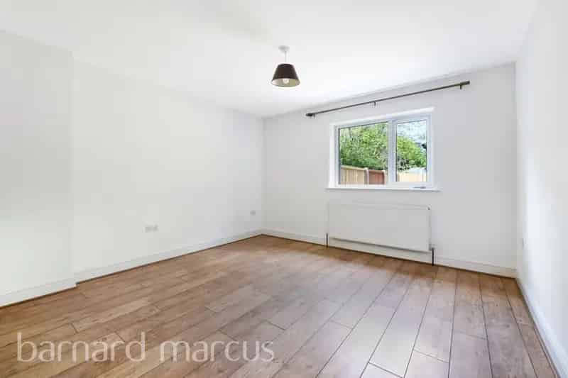 Beautiful Ground Floor Flat with Private Garden in SW16