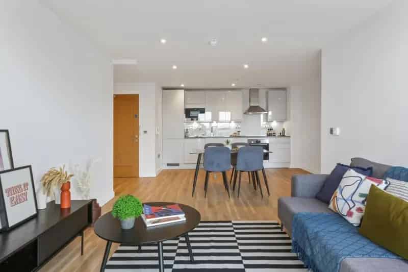1 Bedroom Flat near Temple Meads - Gym, Terrace & More