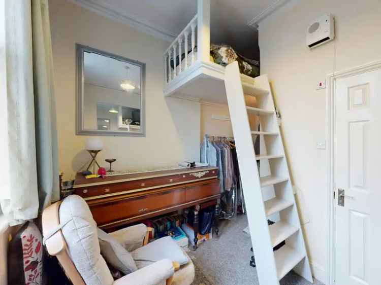 Flat For Rent in First Avenue, Hove, England