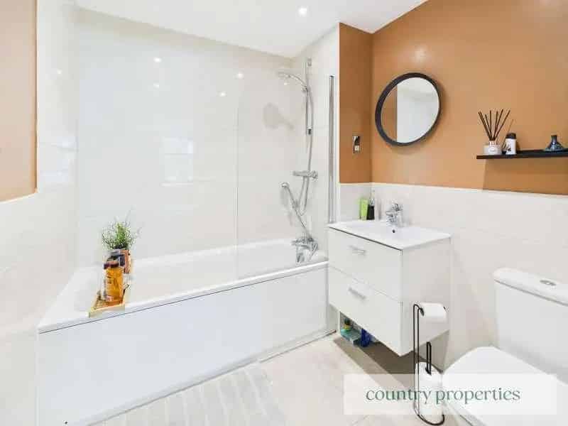 1 Bed Flat for Sale Modern Apartment with Parking