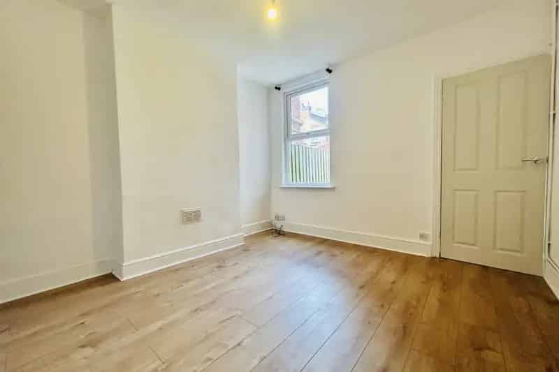 Modern 2-Bed House Near City Centre with Parking