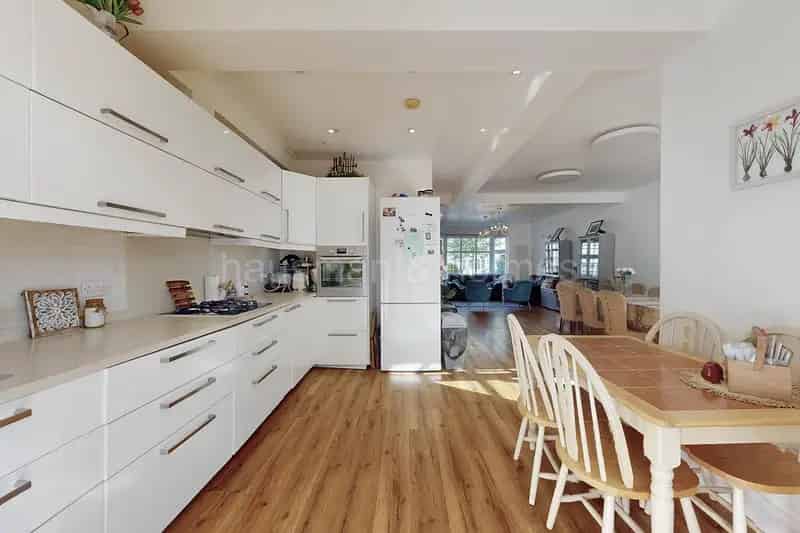 5 Bedroom House to Rent Golder's Green