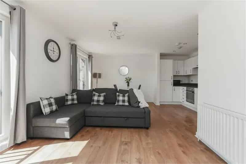 1 Bed Flat - First Floor with 1 Reception Room