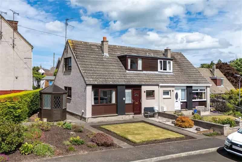 2 Bed Semi Detached House Near Town Centre