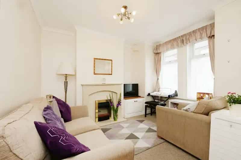 2 Bedroom House Near York Hospital For Sale