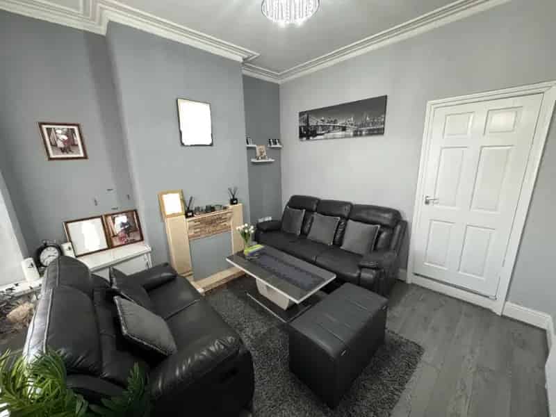 3 Bedroom Mid Terrace House For Sale