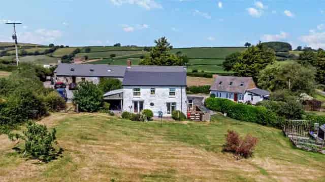 14.75 Acre Property with Main House B&B Suites and Cottages