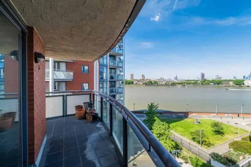 2 Bedroom Apartment Canary Wharf River Views Balcony Parking