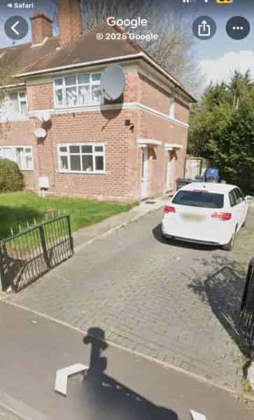 2 Bedroom Flat Near Aldi and Schools with Parking