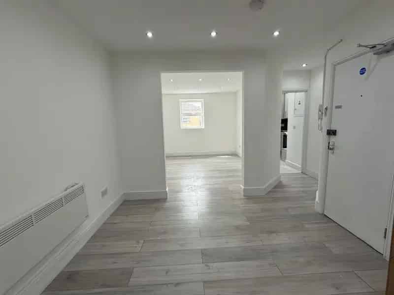1 Bedroom Flat CM14 5HA - Modern & Convenient