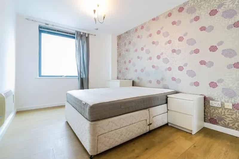 2 Bed Furnished Apartment Salford City Point - Parking Available
