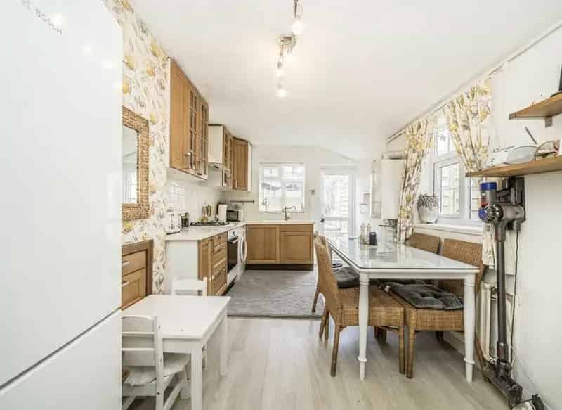2 Double Bedroom Cottage with Garden and Planning Permission