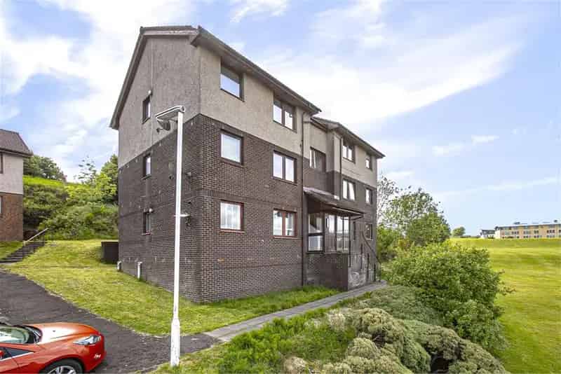 2 Bed Top Floor Flat with Modern Kitchen and Lovely Views