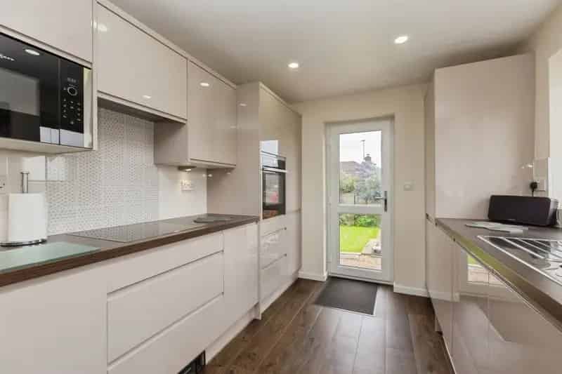 3 Bed Family Home with Modern Kitchen and Garden