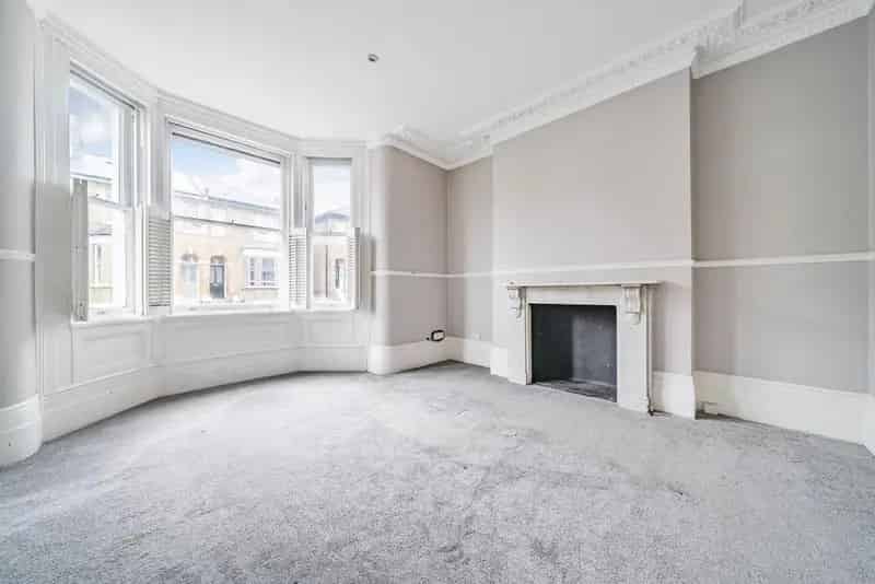 2 Bed Split Level Maisonette Ashburnham Triangle South Facing Garden Chain Free