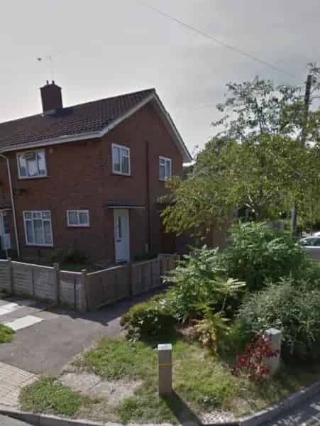 Newly Decorated End House with Large Garden - Close to Town