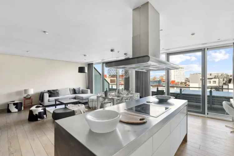 Luxury 2-Bed Penthouse Apartment with Hotel Services