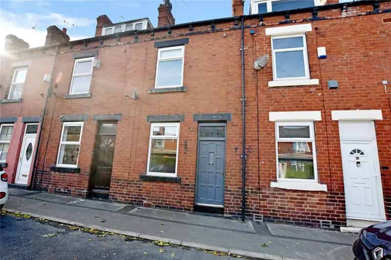 Three Bedroom Terraced House with Cellar and Courtyard