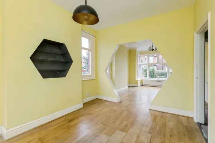 Three Bedroom Semi Detached House Near Town Centre