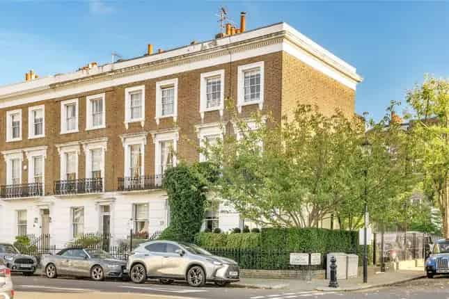 Detached House for Sale in Chelsea SW10